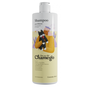 imagem de um shampoo para cachorro filhote da marca Chamego, embalagem de 500ml com detalhes em amarelo, roxo e branco com o desenho de uma mulher e um cachorro da cor preto 